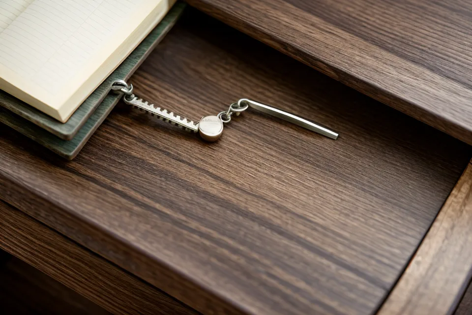 Calculatrice et clés posées sur un bureau en bois évoquant la planification d'un investissement.